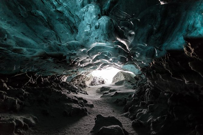 3-Day Golden Circle, Ice Cave and Glacier Lagoon Small-Group Tour - Day Two: Icebergs at Jökulsárlón and Diamond Beach