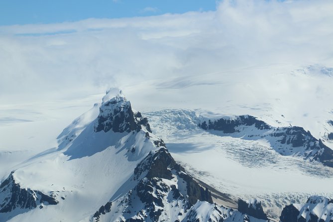 Airplane flight over glacier lagoons and Iceland's highest peak - Key points at a glance