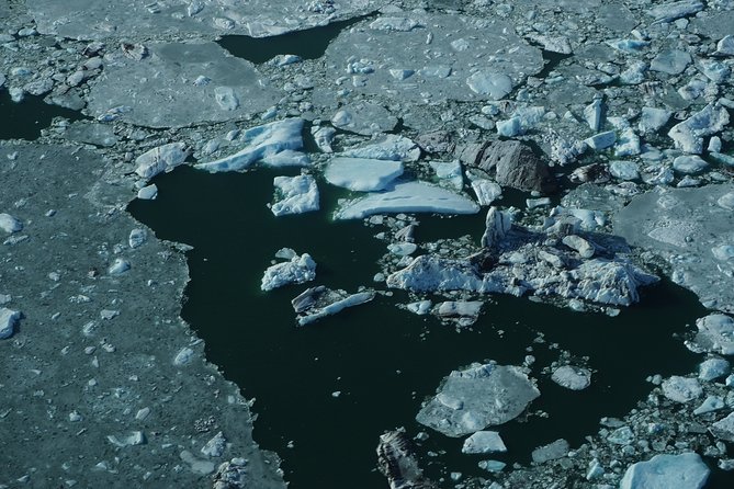 Airplane flight over glacier lagoons and Iceland's highest peak - Who will get the most from this flight?