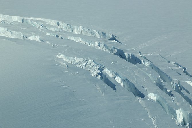 Airplane Flight over Vatnajökull Volcanic Eruption Sites - A calm flight with useful commentary