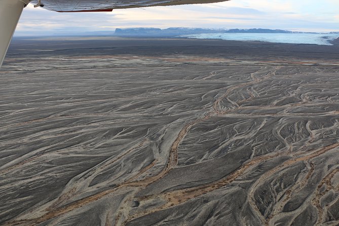Airplane tour over black sands and riverbeds from Skaftafell - Reading the route from the air