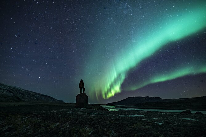 Cozy Northern Lights Tour with Icelandic Treats - Why the guide can make or break the night