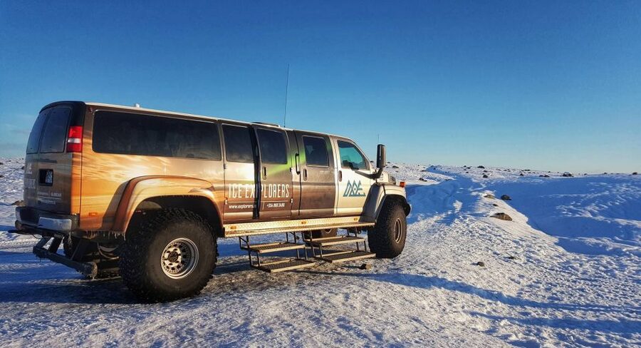 From Jökulsárlón: Vatnajökull Glacier Blue Ice Cave Tour - What the guides add to the visit