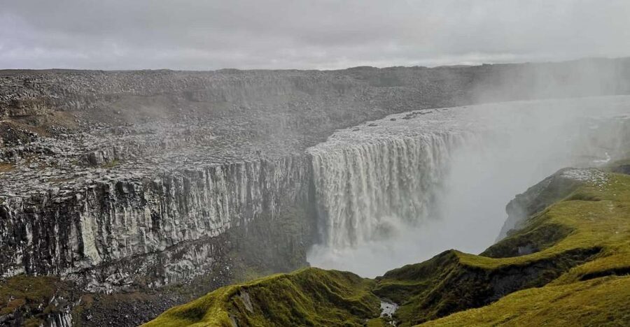 From Reykjavík: 4, 5, 6 or 7-Day Small-Group Ring Road Tour - Day 1: Waterfalls, black sand, and Hveragerði bread