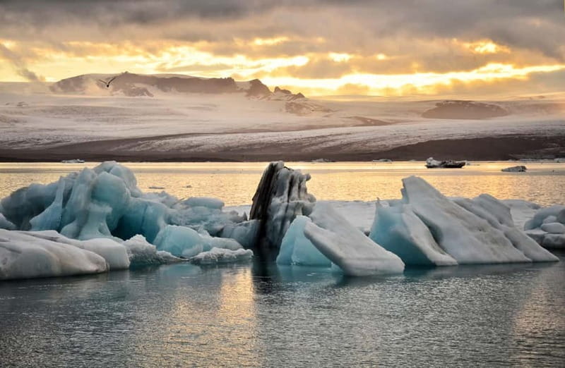 From Reykjavik: Glacier Lagoon and Fjaðrárgjúfur Canyon Tour - Vík, Víkurkirkja, and the Reynisdrangar view