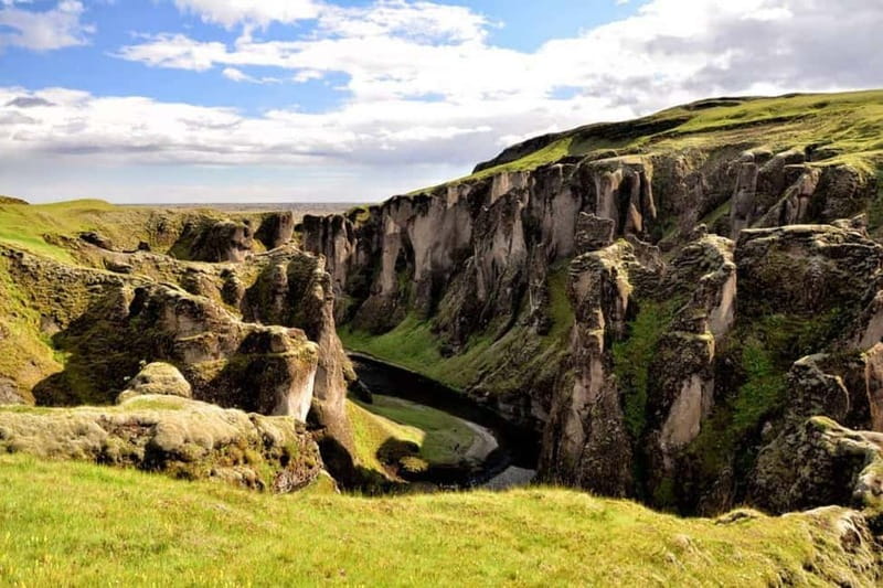 From Reykjavik: Glacier Lagoon and Fjaðrárgjúfur Canyon Tour - Fjaðrárgjúfur in summer