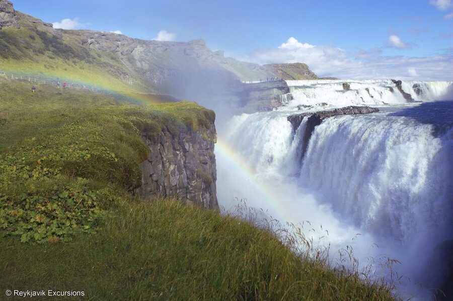 From Reykjavik: Golden Circle Guided Tour & Sky Lagoon Visit - Geysir: waiting for the next burst of hot water