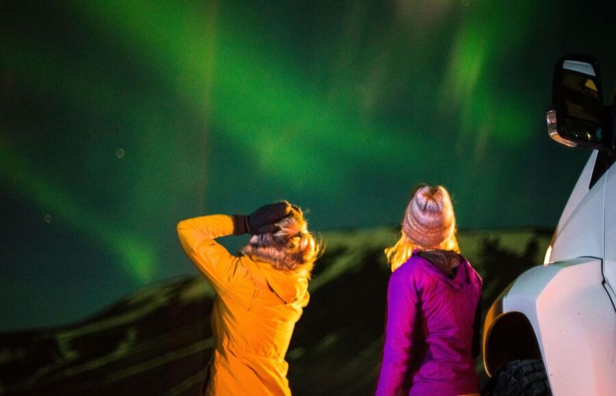 From Reykjavík: Northern Lights Super Jeep Tour - Waiting in Icelandic cold