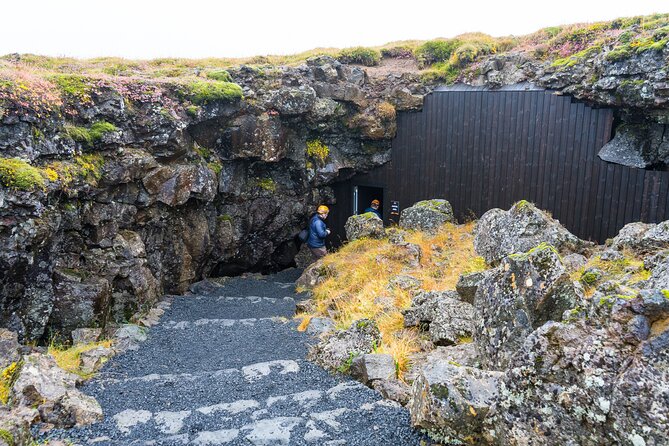 From Reykjavík: The Lava Tunnel tour with Round-trip Transfer - What you see on the walls and ceiling