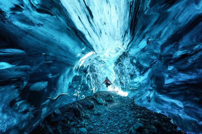 Glacier and Ice Cave Private Photoshoot - 15 Shot Photo Package - Meeting beside Jökulsárlón Glacier Lagoon
