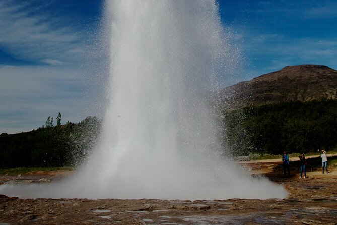 Golden Circle Iceland: Full-Day Guided Tour from Reykjavik - The guide makes the bus time worthwhile