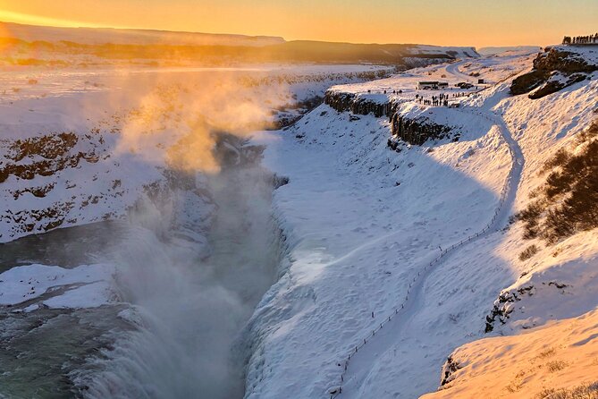 Golden Circle & Northern Lights Tour from Reykjavik - What the northern lights hunt is really like