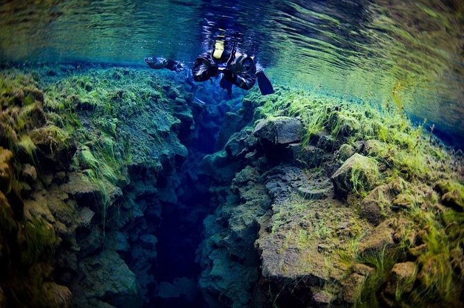 Golden Circle & Silfra Snorkeling Small-Group Supersaver Combo - Getting ready for the water in Icelandic weather