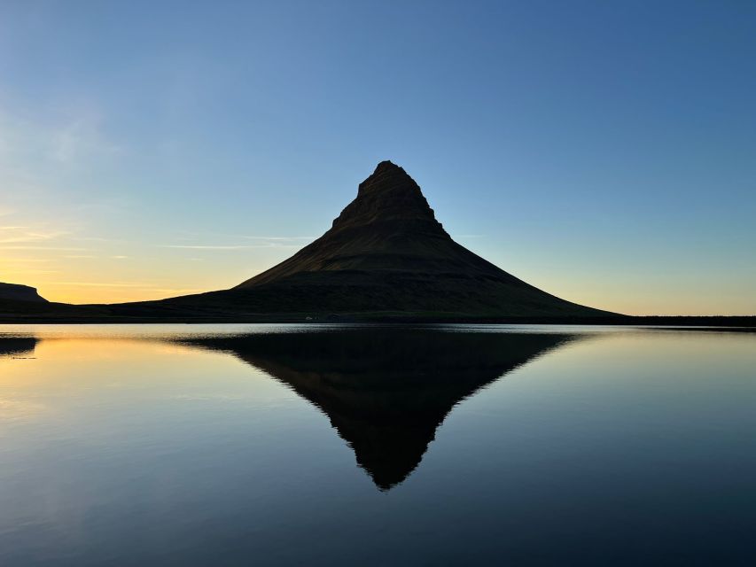 Grundarfjörður: Midnight Sun Kayaking Adventure - Starting at the shoreline in Grundarfjörður