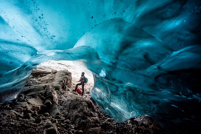 Jökulsárlón: Blue Ice Cave and a Long Glacier Hike - Entering the 200-meter blue ice cave