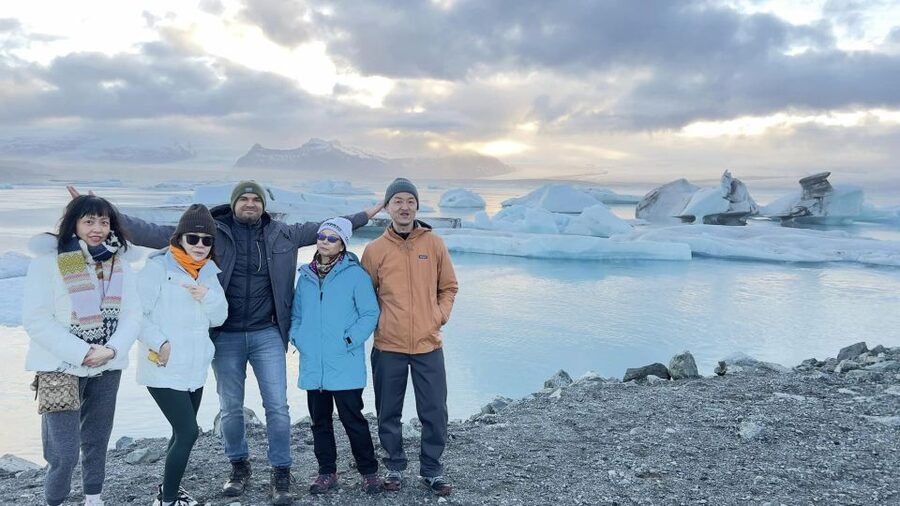 Jökulsárlón Floating Glacier & Diamond Beach Day Tour - Jökulsárlón from shore and from the water