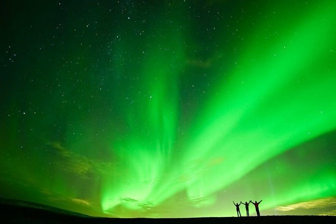 Northern Lights Minibus Tour with Hot Cocoa, Blankets & Photos - Warm drinks, blankets, and the reality of Icelandic cold