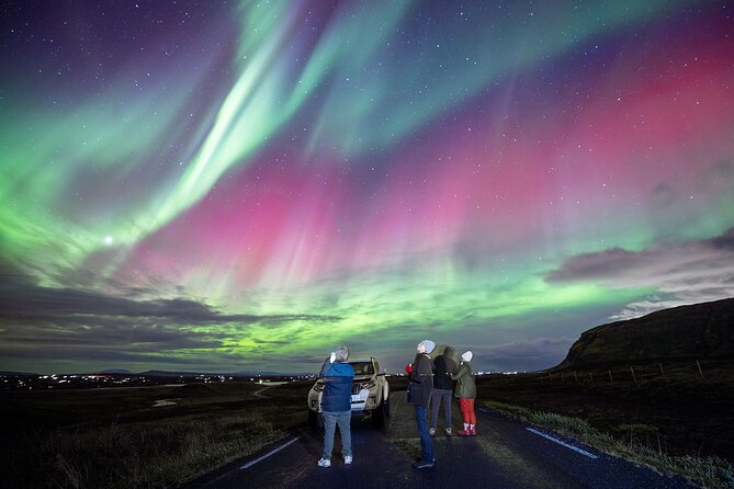 Northern Lights Small Group Tour with Photos - Hot chocolate, cinnamon buns, and the cold-weather pause