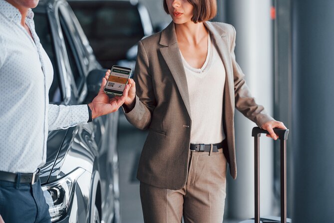 Private Keflavik Airport/Reykjavik Harbour Transfers - A 54-kilometer ride that starts your Iceland trip well