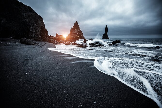 Private South Coast tour / Black Sand Beach, Waterfalls and more - Seljalandsfoss and Gljúfrabúi: two waterfalls, two moods
