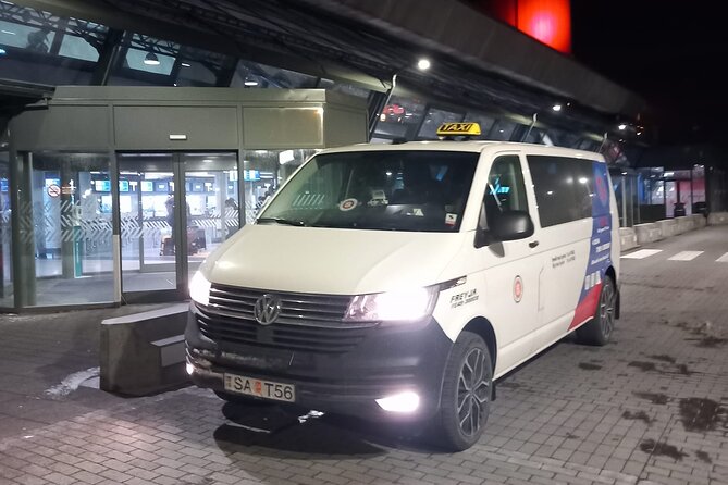 Private Transfer from Reykjavik/surrounding to Keflavik Airport - From your accommodation to the airport in about 45 minutes