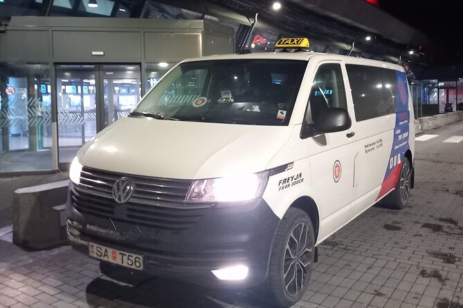 Private Transfer from Reykjavik/surrounding to Keflavik Airport - Choosing between the VW Caravelle and electric Mercedes