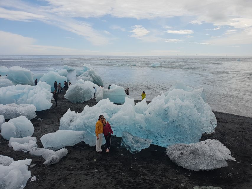 Reykjavík: 2-Day Tour with Icebergs, Glaciers & Waterfalls - Diamond Beach and the return through southern Iceland