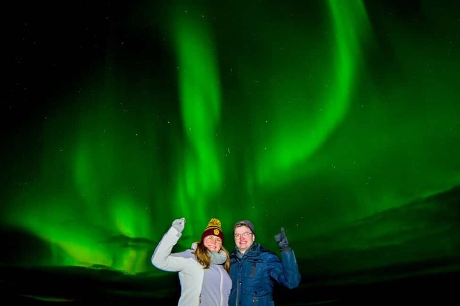 Reykjavík: 4x4 Minibus Northern Lights with Photo and Cocoa - Waiting under the Icelandic sky