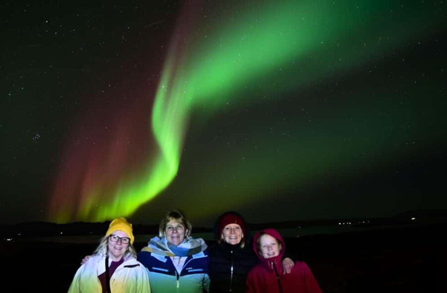 Reykjavík: 4x4 Minibus Northern Lights with Photo and Cocoa - Getting photographs without a complicated camera