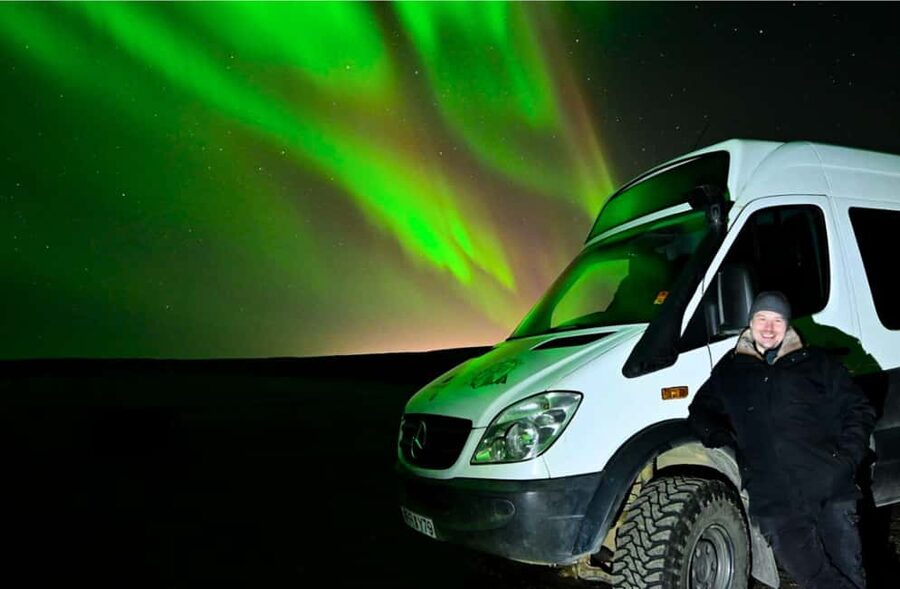 Reykjavík: 4x4 Minibus Northern Lights with Photo and Cocoa - Price, timing, and overall value