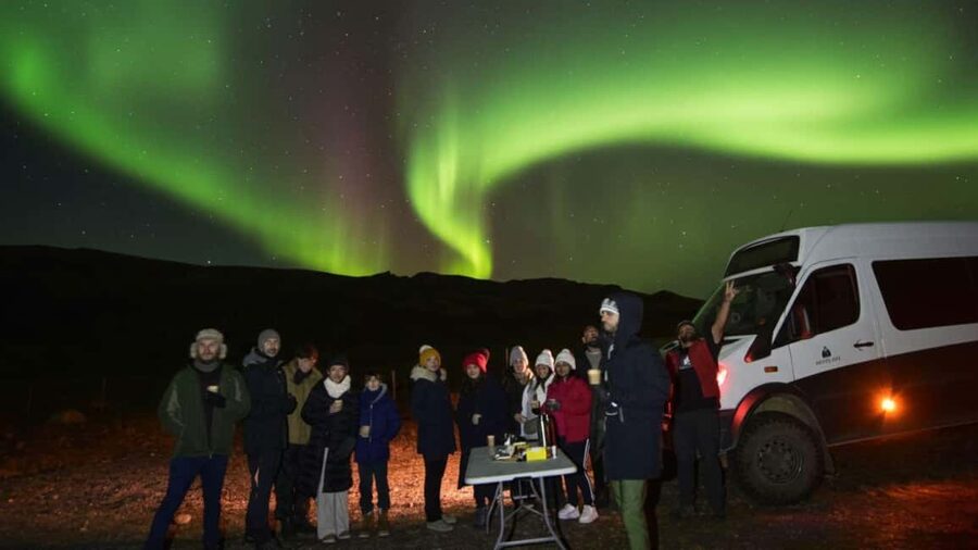 Reykjavík: 4x4 Minibus Northern Lights with Photo and Cocoa - Why the 4x4 vehicle matters at night