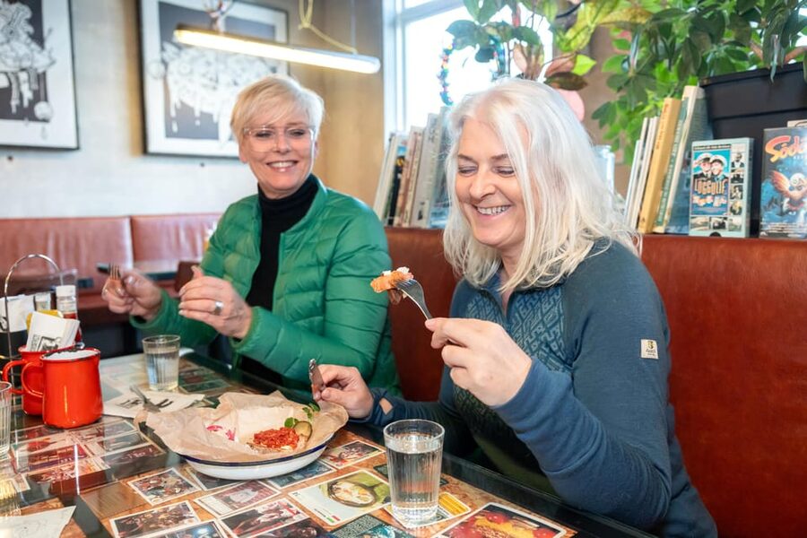 Reykjavik: Christmas Food Tour with Tastings and Drinks - What the guide adds beyond the food