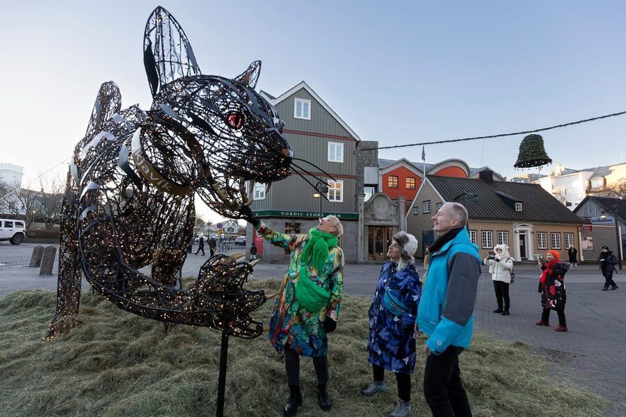 Reykjavik: Christmas Walking Tour with Icelandic Traditions - Austurvöllur and the Oslo Christmas Tree