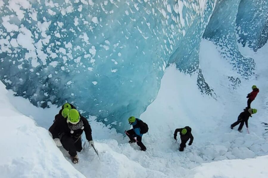 Reykjavik: Glacier Hike, Waterfalls and Black Sand Beach - What to wear and pack