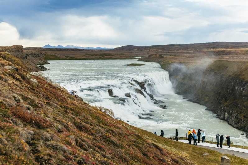 Reykjavik: Golden Circle, Kerid, and Fridheimar Minibus Tour - Kerið crater gives the day a volcanic opening