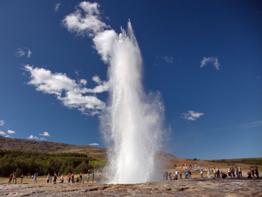 Reykjavik: Golden Circle Tour and Blue Lagoon Admission - Guide service and the group experience