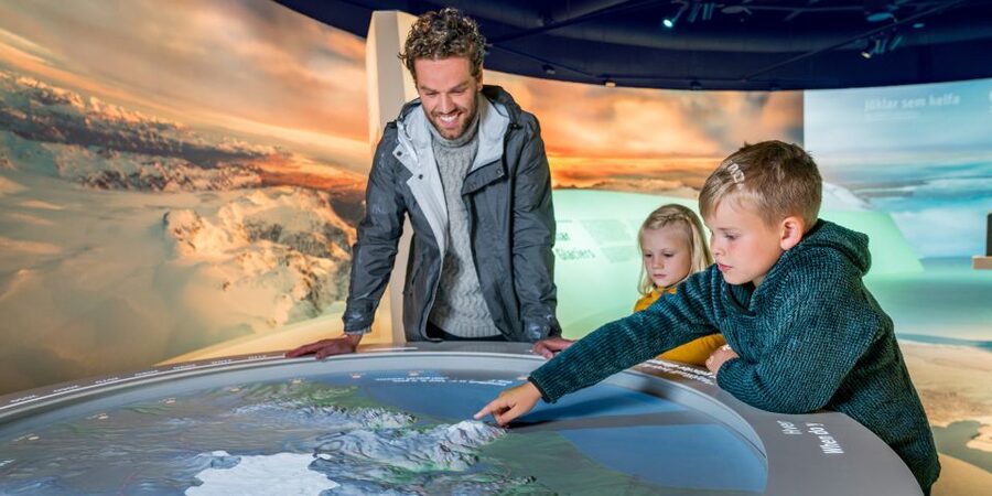 Reykjavík: Golden Circle Tour & Perlan Museum Tour - Hveragerði: a short break before the sights