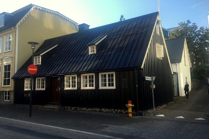 Reykjavik Main Sights and Hidden Spots: A Self-Guided Audio Walk - Ending near Iceland’s parliament