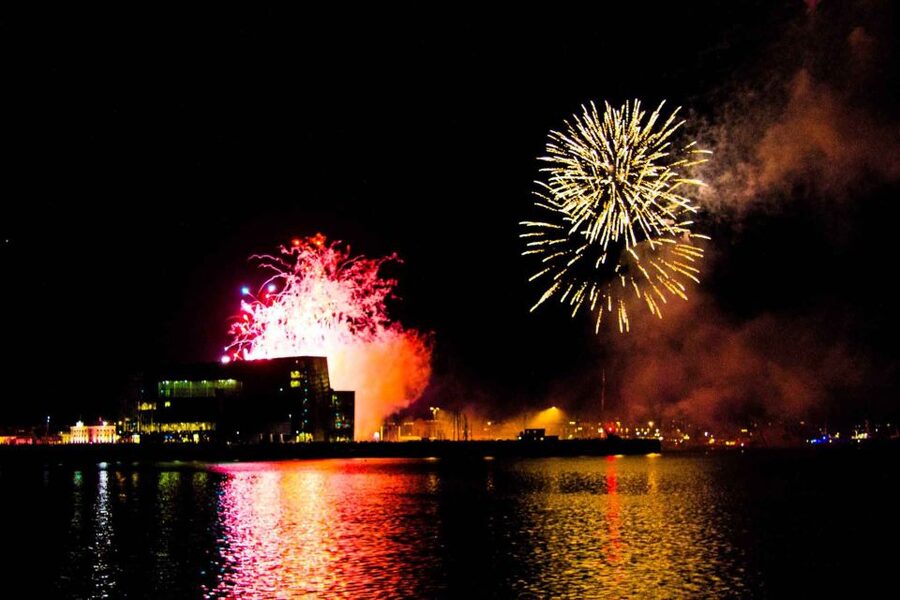 Reykjavik: New Year's Eve Fireworks Cruise - Cruising into Faxaflói Bay before midnight