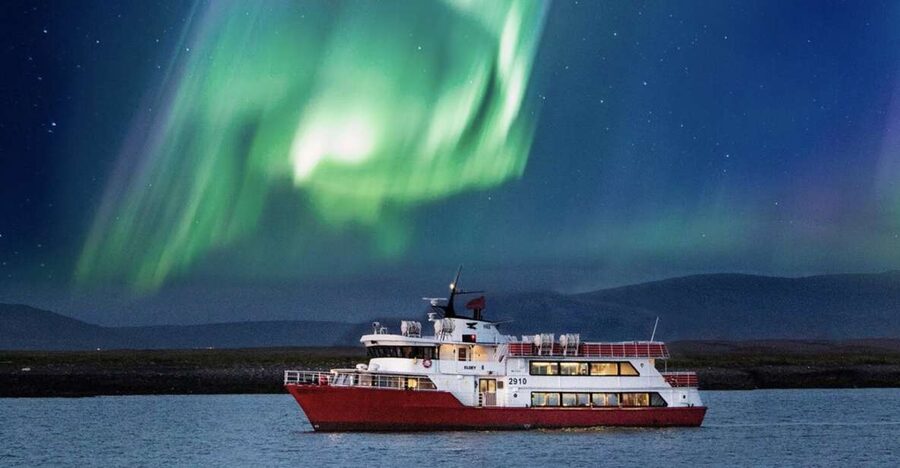 Reykjavík: Northern Lights Cruise - Heated seating, toilets, and the onboard café