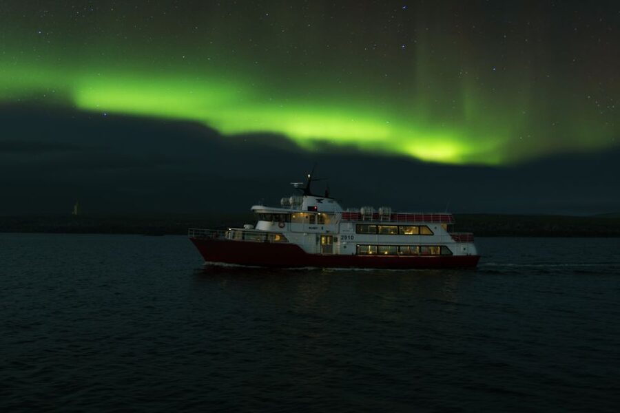 Reykjavík: Northern Lights Cruise - Why photography is harder from a moving boat