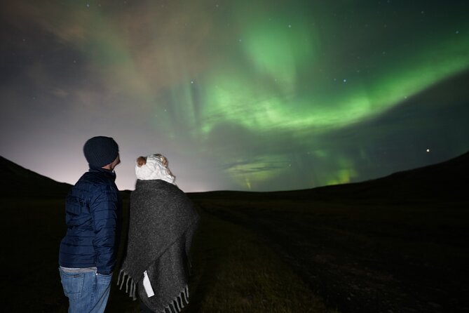 Reykjavik Northern Lights Tour with Pro Aurora Photos Small Group - The real appeal: an active Northern Lights hunt