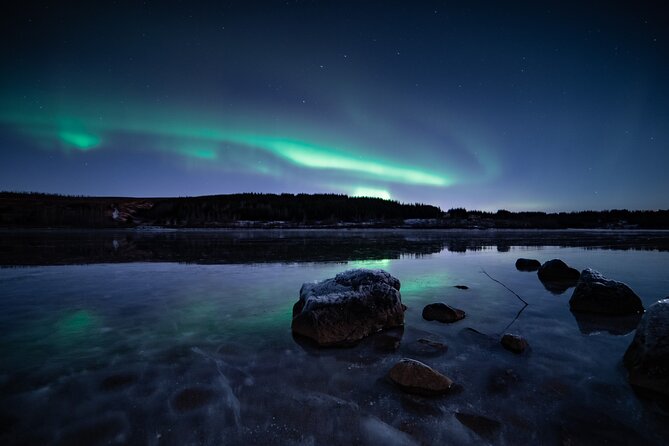Reykjavik Northern Lights Tour with Professional Photographer - Hot chocolate, pastries, and cold-weather comfort