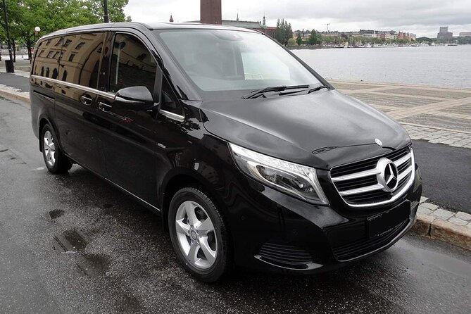Reykjavik-Private Transfer to/from Keflavík Airport - Free waiting time and changes to your plans