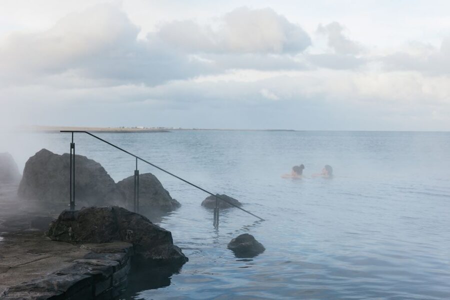 Reykjavik: Sky Lagoon Admission with Transfer - Drinks at the swim-up bar