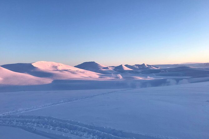 Snowmobiling on Eyjafjallajökull - Reaching the snowmobiles and learning the basics