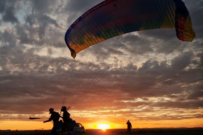 Tandem Paragliding over the Rugged Lava Fields at Blue Mountains - Key points at a glance