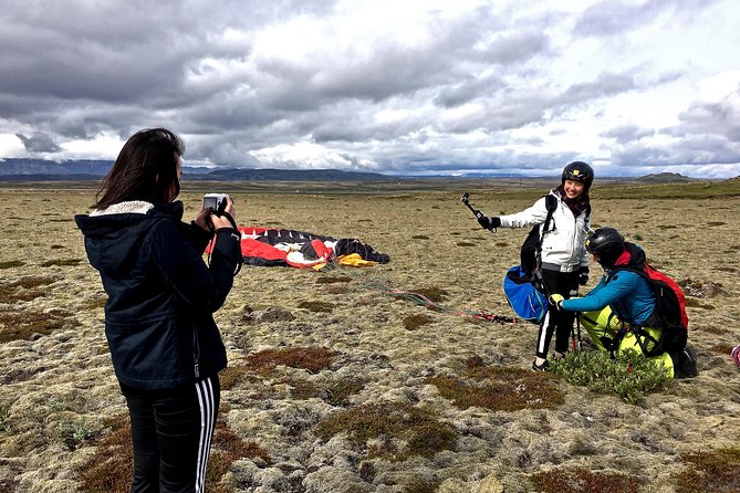 Tandem Paragliding over the Rugged Lava Fields at Blue Mountains - A careful briefing before takeoff
