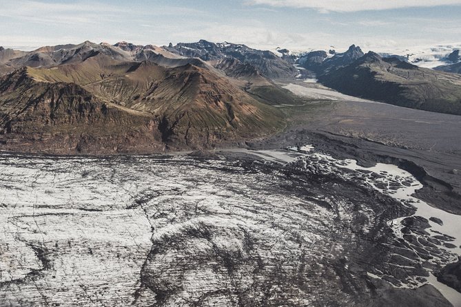 Ultimate Airplane Sightseeing Flight from Skaftafell - Highland mountains and a long lake above sea level